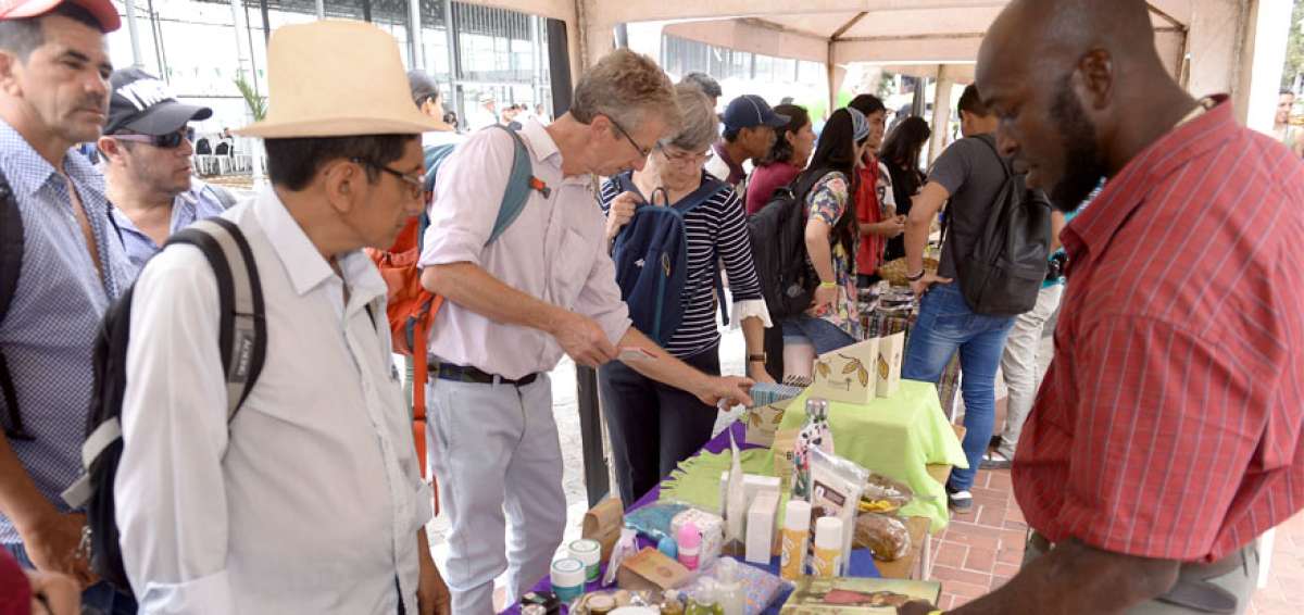 Productores presentaron alimentos org&aacute;nicos en el marco de la inauguraci&oacute;n del Congreso.