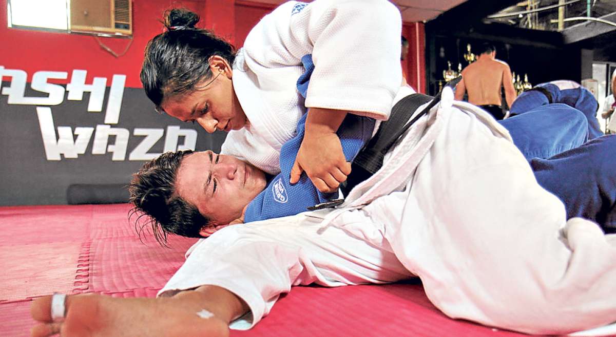 Diana Cobos, exponente de Pichincha, consigui&oacute; la medalla de oro sudamericana en la categor&iacute;a 48 kilos. Aqu&iacute; durante una de sus pr&aacute;cticas habituales. Foto: Tomada de Andes