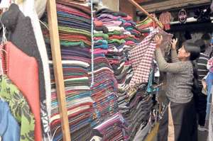 Maribel Rojas, comerciante de ponchos, gorros y chompas de lana, dijo que las bajas temperaturas le representan un 100% de incremento en las ventas. 