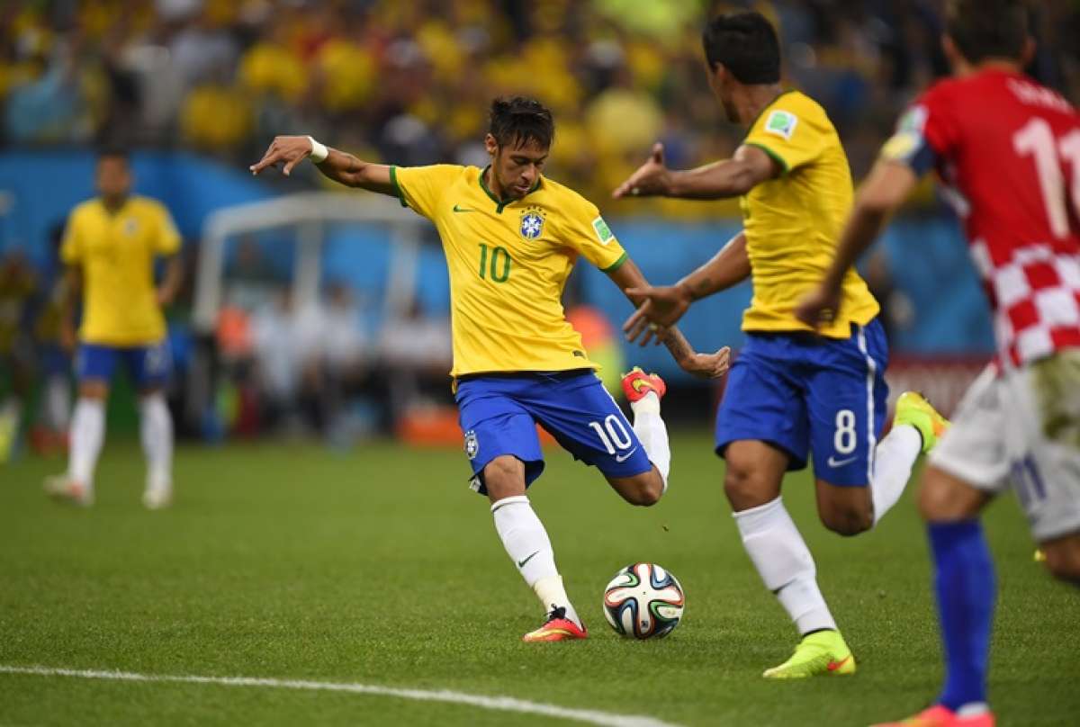Instantes en los que Neymar Jr. sac&oacute; el remate para decretar el empate 1-1. Foto: AFP