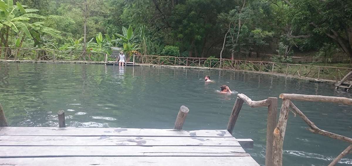 La laguna volc&aacute;nica es el principal atractivo de turistas nacionales y extranjeros. Su color oscuro y el olor a azufre no impiden que los turistas se sumerjan en sus aguas, catalogadas como medicinales.