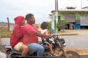 Es com&uacute;n observar el exceso de pasajeros en las motos y que aparte no utilicen casco. Foto: Carina Acosta / El Tel&eacute;grafo