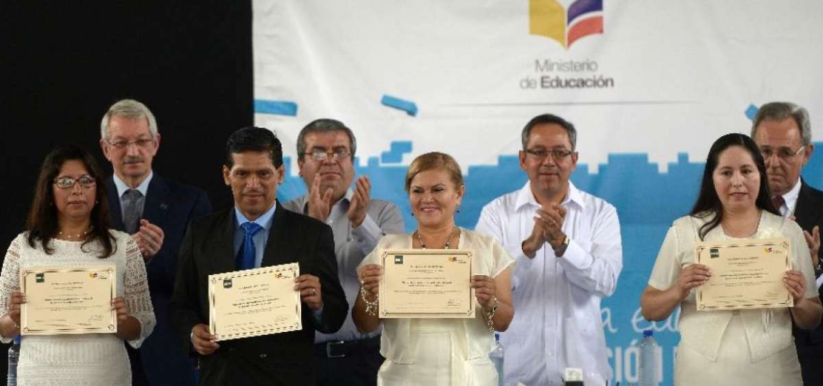 Los docentes del R&eacute;gimen Costa beneficiarios de las becas de posgrado recibieron sus t&iacute;tulos en Guayaquil.