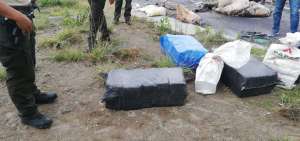 Los agentes realizaron tomas fotogr&aacute;ficas de los paquetes de droga que fueron localizados en un tarreno bald&iacute;o, al norte de Quito.