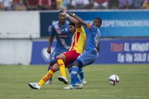 Sebasti&aacute;n Abreu es marcado por Gabriel Achilier, defensa azul. Foto: Marco Salgado.