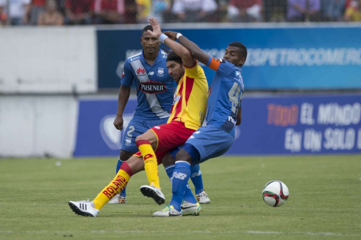 Sebasti&aacute;n Abreu es marcado por Gabriel Achilier, defensa azul. Foto: Marco Salgado.
