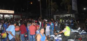 La turba que atac&oacute; la unidad policial llegaba a 700 personas, seg&uacute;n las autoridades policiales. 