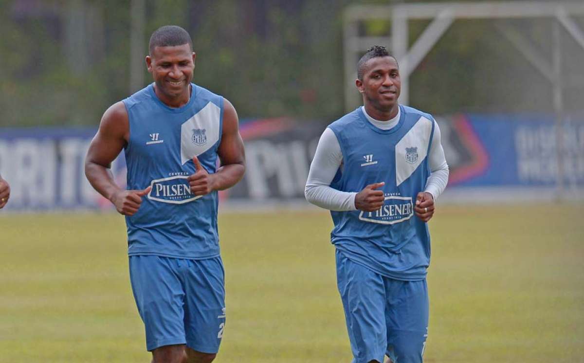 Jorge Guagua (i) y Miller Bola&ntilde;os (d) durante una de las &uacute;ltimas pr&aacute;cticas de Emelec. Los jugadores azules est&aacute;n concentrados desde el lunes pasado. Foto: Archivo / El Tel&eacute;grafo