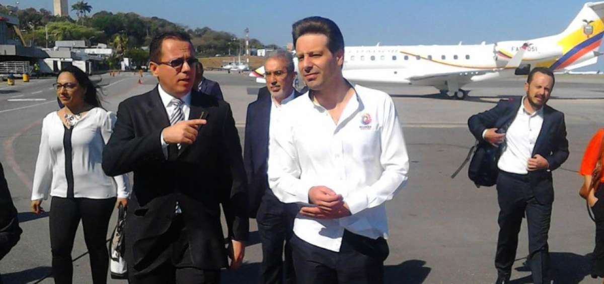  El Ministro de Relaciones Exteriores de Ecuador, Guillaume Long, dio declaraciones a su llegada al aeropuerto internacional Sim&oacute;n Bol&iacute;var, de Maiquet&iacute;a.