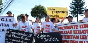 Familiares de los polic&iacute;as se concentraron en la Comandancia para exigir que no se les de la baja a los uniformados. Foto: &Aacute;lvaro P&eacute;rez/El Tel&eacute;grafo