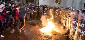 Pasadas las 18:00, un grupo de manifestantes empez&oacute; a agredir a la Polic&iacute;a que resguardaba la Plaza de San Francisco. La marcha fue convocada por el FUT, la Conaie y grupos afines al extinto MPD. Foto: Marco Salgado / El Tel&eacute;grafo