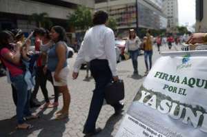 En diferentes ciudades, los activistas recogen firmas en las calles por el Yasun&iacute;. Foto: Pilar Vera |  El Tel&eacute;grafo