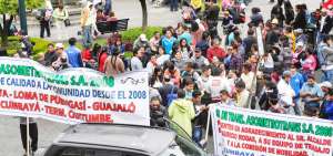 Conductores de 6 compa&ntilde;&iacute;as de transporte que ofrecen su servicio entre Carapungo y Guajal&oacute; se manifestaron ayer frente al Municipio de Quito. 