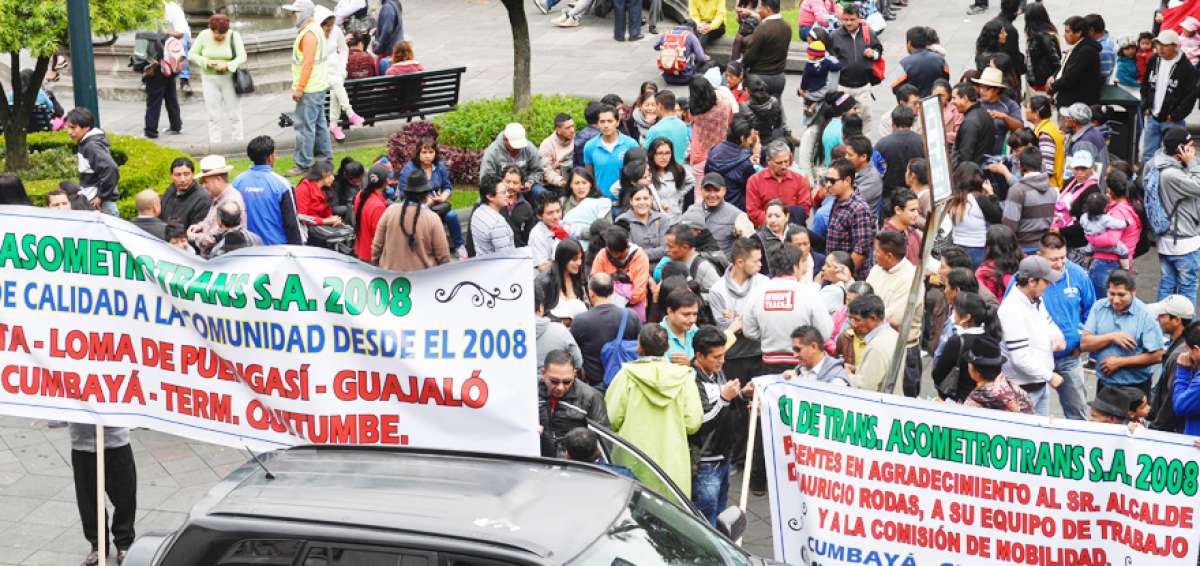 Conductores de 6 compa&ntilde;&iacute;as de transporte que ofrecen su servicio entre Carapungo y Guajal&oacute; se manifestaron ayer frente al Municipio de Quito. 