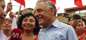 Mery Zamora (c) acompa&ntilde;a a Paco Moncayo en uno de los recorridos de campa&ntilde;a en Manab&iacute;.