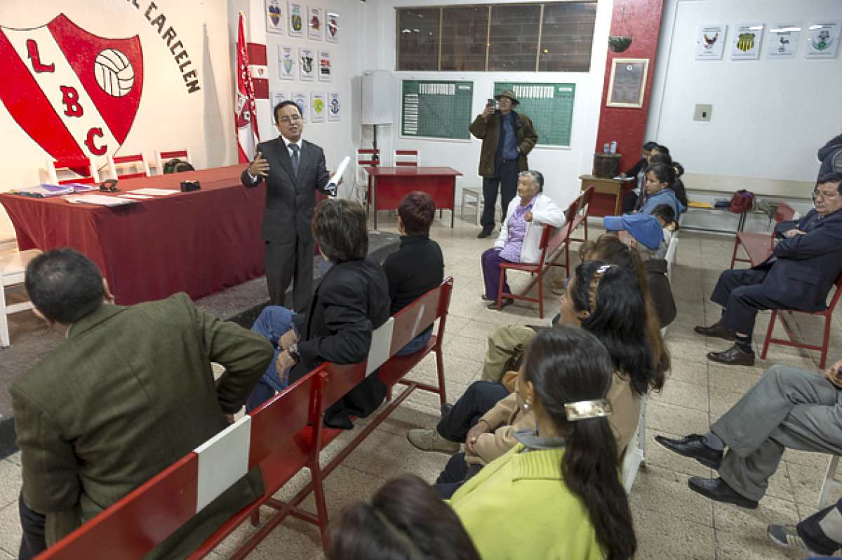El ministro de Econom&iacute;a, Patricio Rivera, se reuni&oacute; con habitantes del barrio Carcel&eacute;n para explicarles los proyectos de Gobierno y escuchar sus inquietudes. Foto: Fernando Sandoval / El Tel&eacute;grafo
