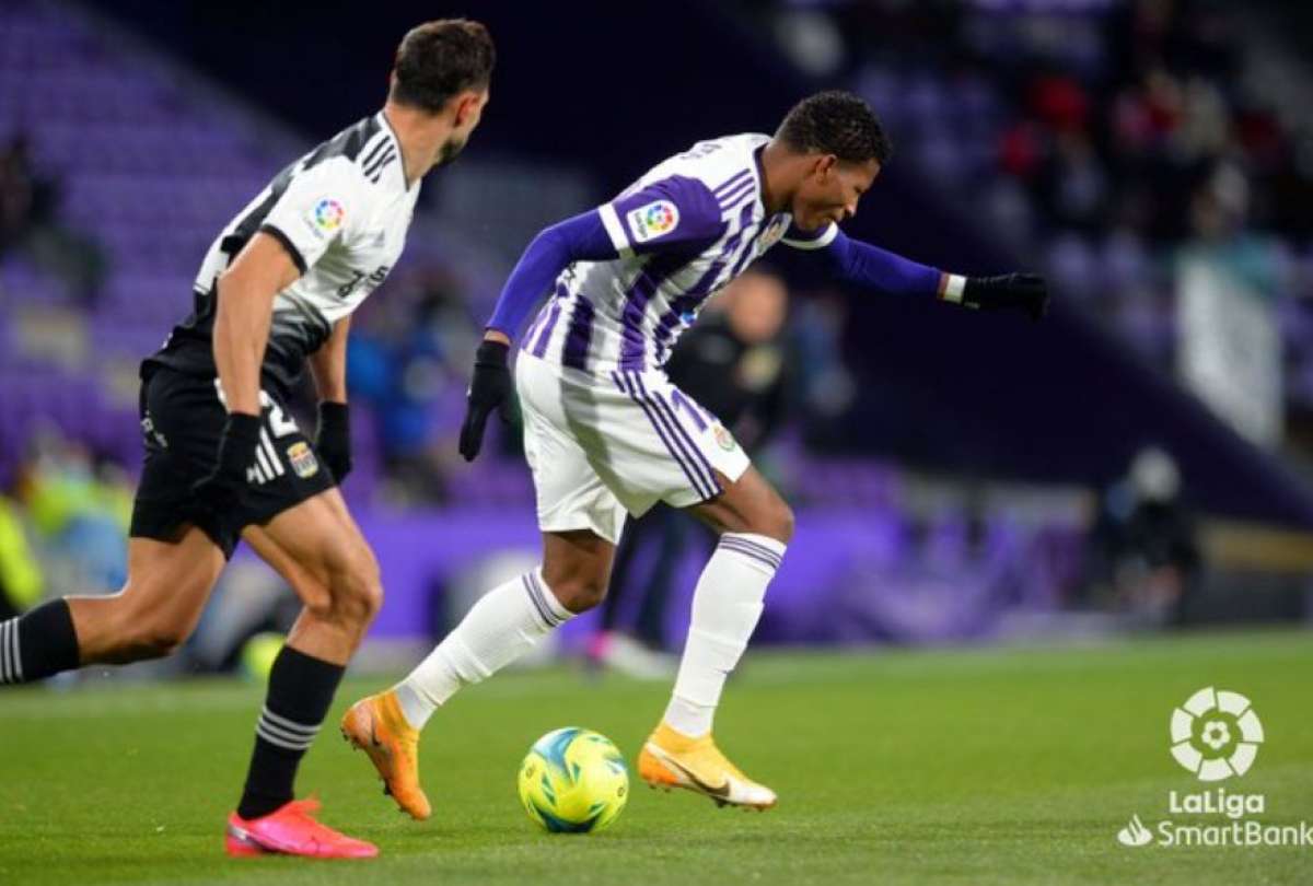 Gonzalo Plata (der.) transporta el bal&oacute;n durante un partido de la Segunda divisi&oacute;n de Espa&ntilde;aq