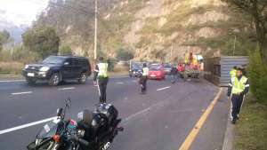 En la avenida Sim&oacute;n Bol&iacute;var se produjo gran congesti&oacute;n por el volcamiento del automotor pesado. Foto: Cortes&iacute;a AMT