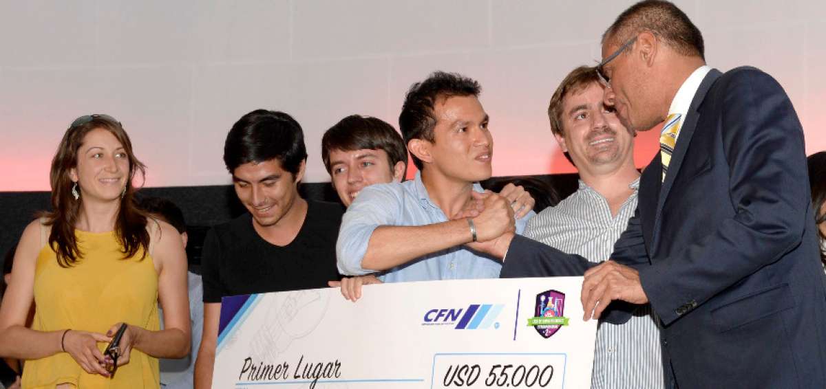 Jorge Glas (der.), vicepresidente de la Rep&uacute;blica, particip&oacute; en la ceremonia de premiaci&oacute;n a los ganadores.