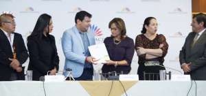 La Comisi&oacute;n Ocasional entrega a la presidenta de la Asamblea, Elizabeth Cabezas, el informe sobre el caso Gabela.