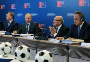Jospeh Blatter (c.) habla en rueda de prensa en Mosc&uacute; junto a Vladimir Put&iacute;n, presidente ruso. Foto: AFP