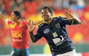 Daniel Angulo fue la estrella de la noche, ya que anot&oacute; cuatro goles y puso su nombre en la historia del balompi&eacute; nacional. Foto: Agencia EFE