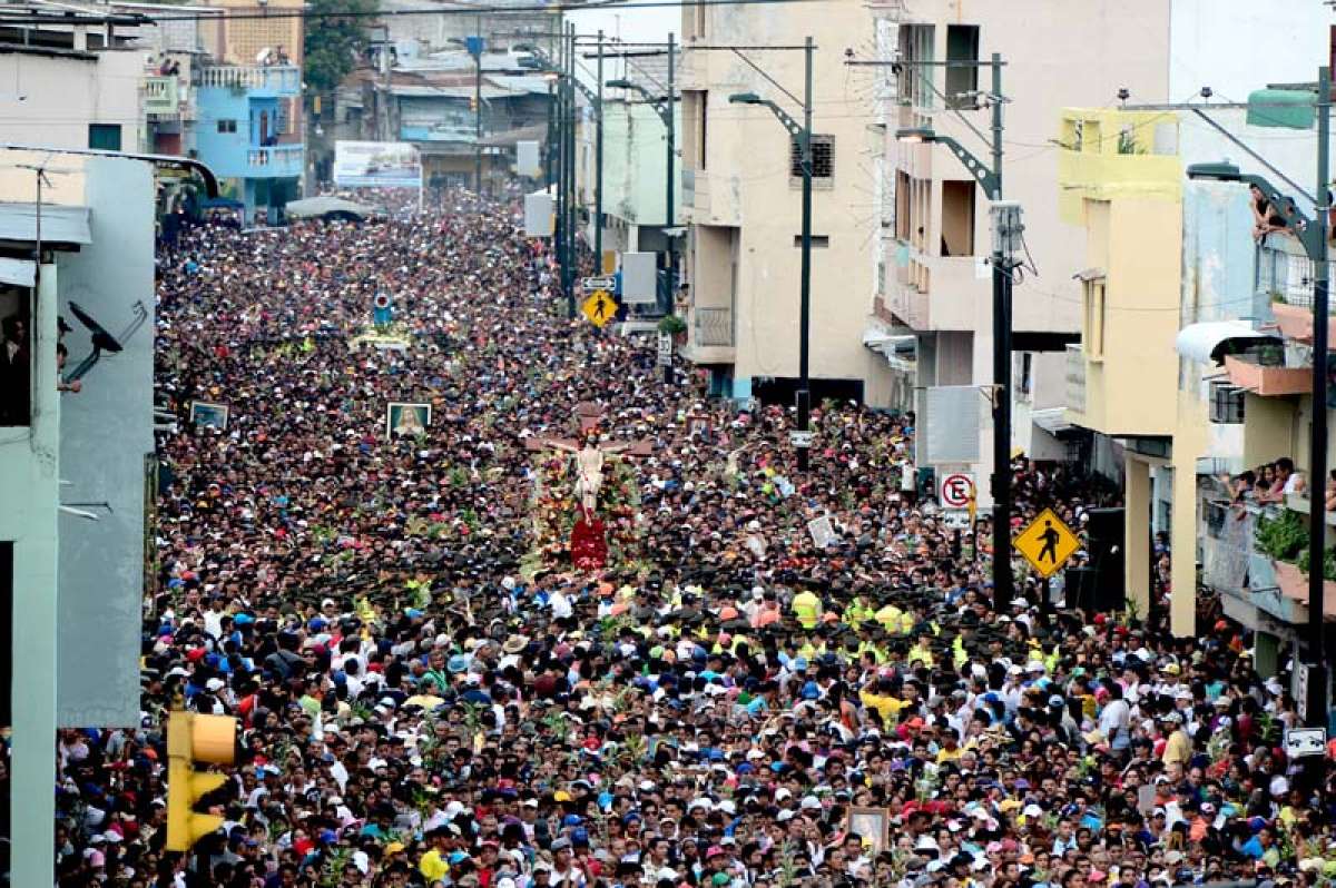 Un veh&iacute;culo fue acondicionado con arreglos florales, desde las 02:00 de ayer, para transportar la imagen del Cristo del Consuelo y un amplio contingente policial se implement&oacute; para agilitar el paso de la cruz, entre la multitud. Foto:  William Orellana 