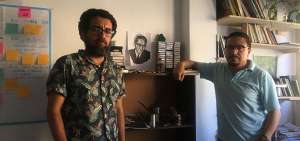 Mario Rodr&iacute;guez (izq.) y Juan Pablo Ord&oacute;&ntilde;ez quieren recopilar la vida del escritor cuencano C&eacute;sar D&aacute;vila Andrade.