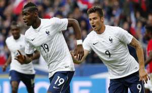 El jugador de Francia Paul Pogba (c) fue el autor del primer gol del partido. Foto: EFE