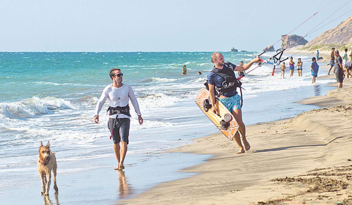La playa de Santa Marianita, en Manta, es una de las m&aacute;s visitadas los fines de semana y feriados. Foto: Rodolfo P&aacute;rraga / El Tel&eacute;grafo