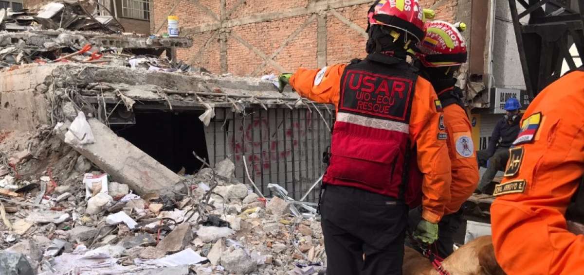 Los bomberos ecuatorianos durante su apoyo de rescate.
