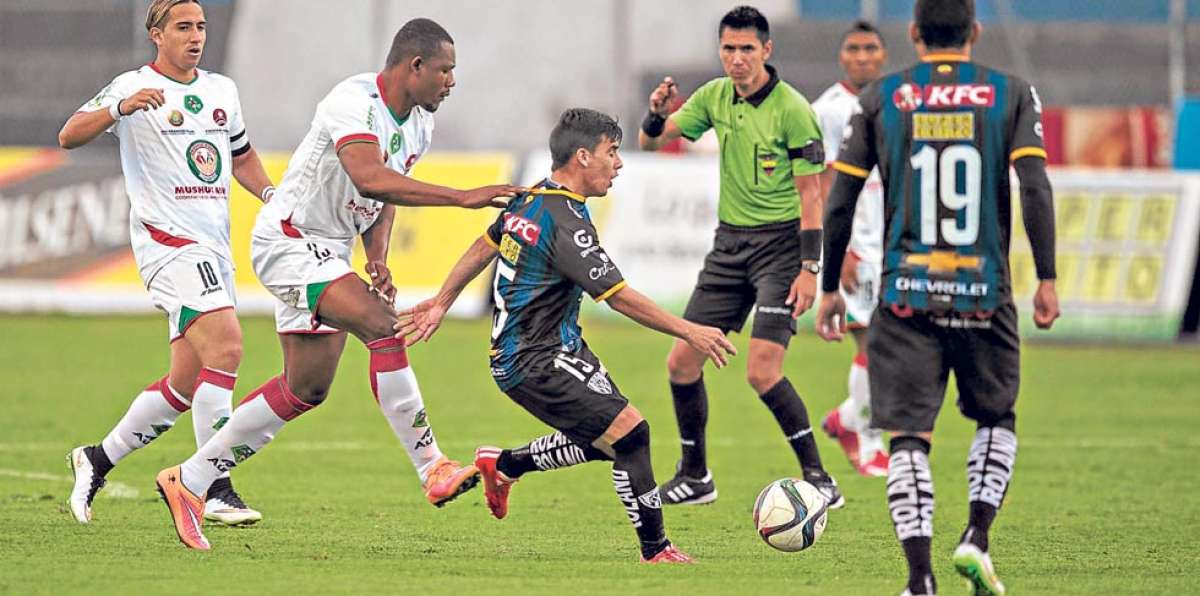 El volante uruguayo Mario Rizotto (centro) marc&oacute; su primer gol en el campeonato nacional. Foto: Marco Salgado / El Tel&eacute;grafo 