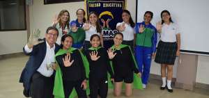 Grupo de estudiantes acompa&ntilde;ados de las autoridades del plantel educativo, el d&iacute;a del lanzamiento del proyecto en un medio de comunicaci&oacute;n local.