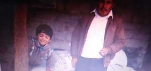 Richard Carapaz (izq.) ayudaba durante su infancia a su pap&aacute; Antonio en labores agr&iacute;colas en El Play&oacute;n de San Francisco, en Tulc&aacute;n.
