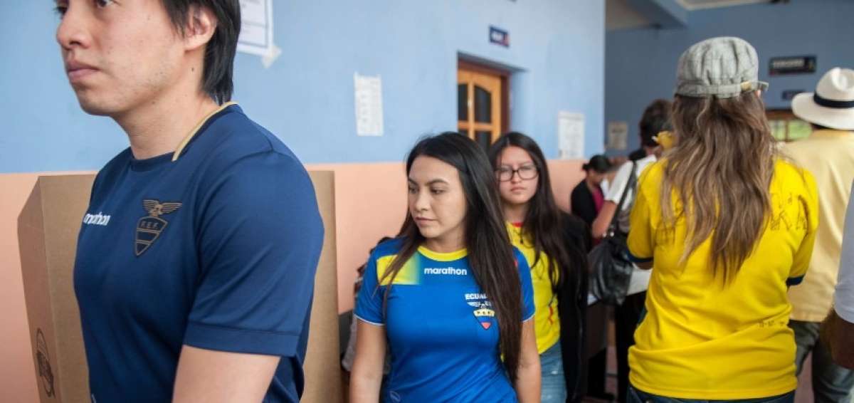 Ciudadanos vistieron camisetas de la Tricolor para ir a las urnas