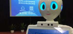 Un m&eacute;dico robot comienza a tratar pacientes en un ambulatorio de China