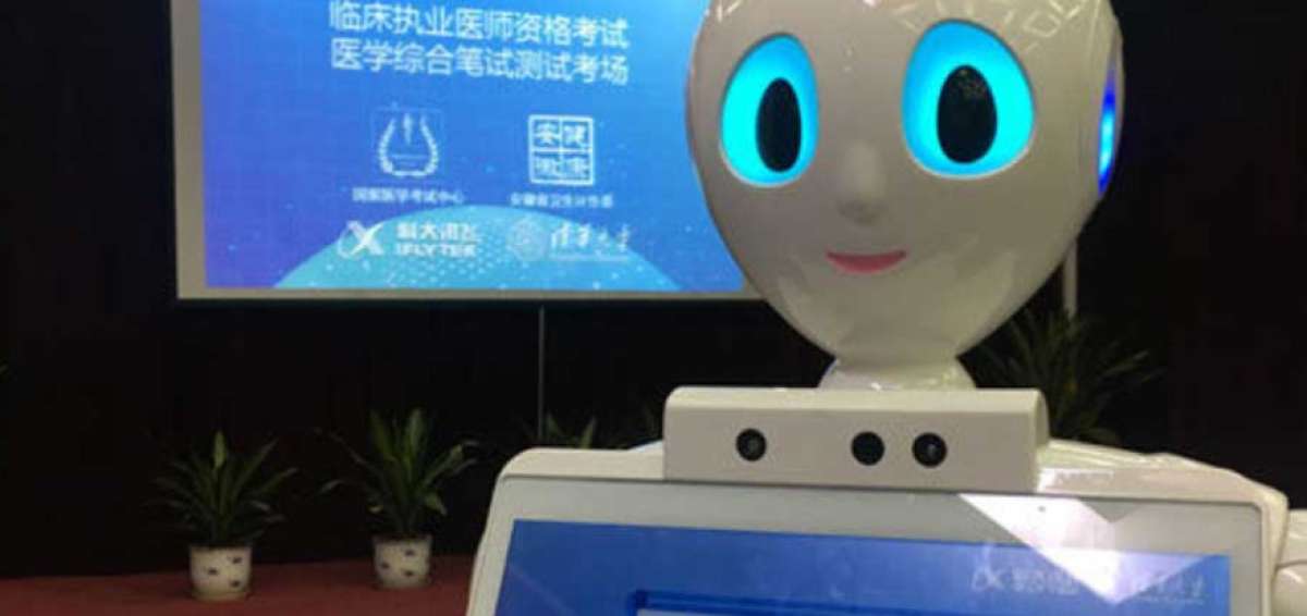 Un m&eacute;dico robot comienza a tratar pacientes en un ambulatorio de China