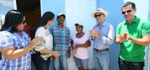 La entrega de las viviendas la realiz&oacute; Gabriela Rivadeneira (segunda desde la izquierda), presidenta de la Asamblea Nacional.