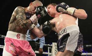 &Aacute;lvarez (d) conect&oacute; varios uppercuts durante la pelea por el t&iacute;tulo. Foto: Agencia AFP