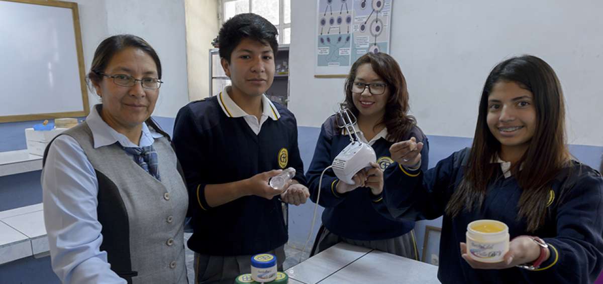 Estudiantes de qu&iacute;mica elaboraron dos geles: antibacterial y capilar como peque&ntilde;os emprendimientos. As&iacute; aplicaron la teor&iacute;a en hechos pr&aacute;cticos.