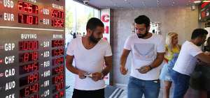 Varias personas acuden a una oficina de cambio de divisas en Estambul (Turqu&iacute;a), para realizar gestiones de cara a la crisis econ&oacute;mica que atraviesa el pa&iacute;s.