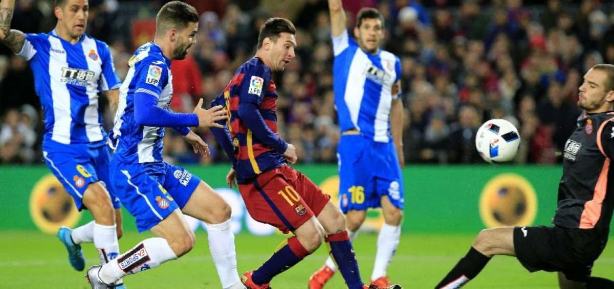 Lio Messi (c) define de manera sutil ante la salida del arquero de los 'periquitos'.