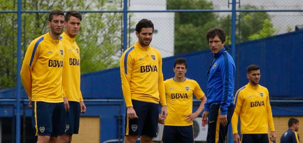 Fernando Gago (centro) recibe instrucciones de Guillermo Barros Schelotto (de azul), durante una pr&aacute;ctica.