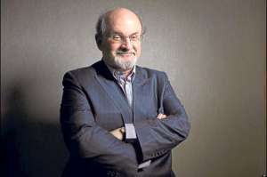 En 2007,  Isabel II, reina de Inglaterra, y el Gobierno brit&aacute;nico le concedieron a Salman Rushdie la distinci&oacute;n de caballero. Foto: Internet
