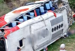 Bus cayó por un barranco y cobró la vida de nueve personas.