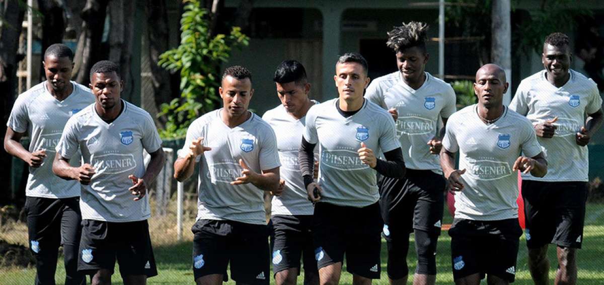 El primer plantel de Emelec realiz&oacute; el lunes su &uacute;ltima pr&aacute;ctica antes de viajar a territorio argentino, donde ma&ntilde;ana se enfrentar&aacute; a San Lorenzo por Libertadores.