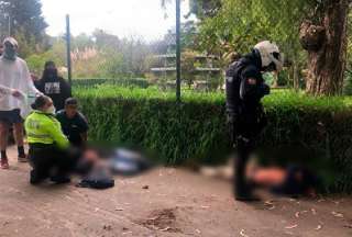 Imagen del momento en que la Policía intervino en el intento de femicidio de ayer en el parque La Carolina.