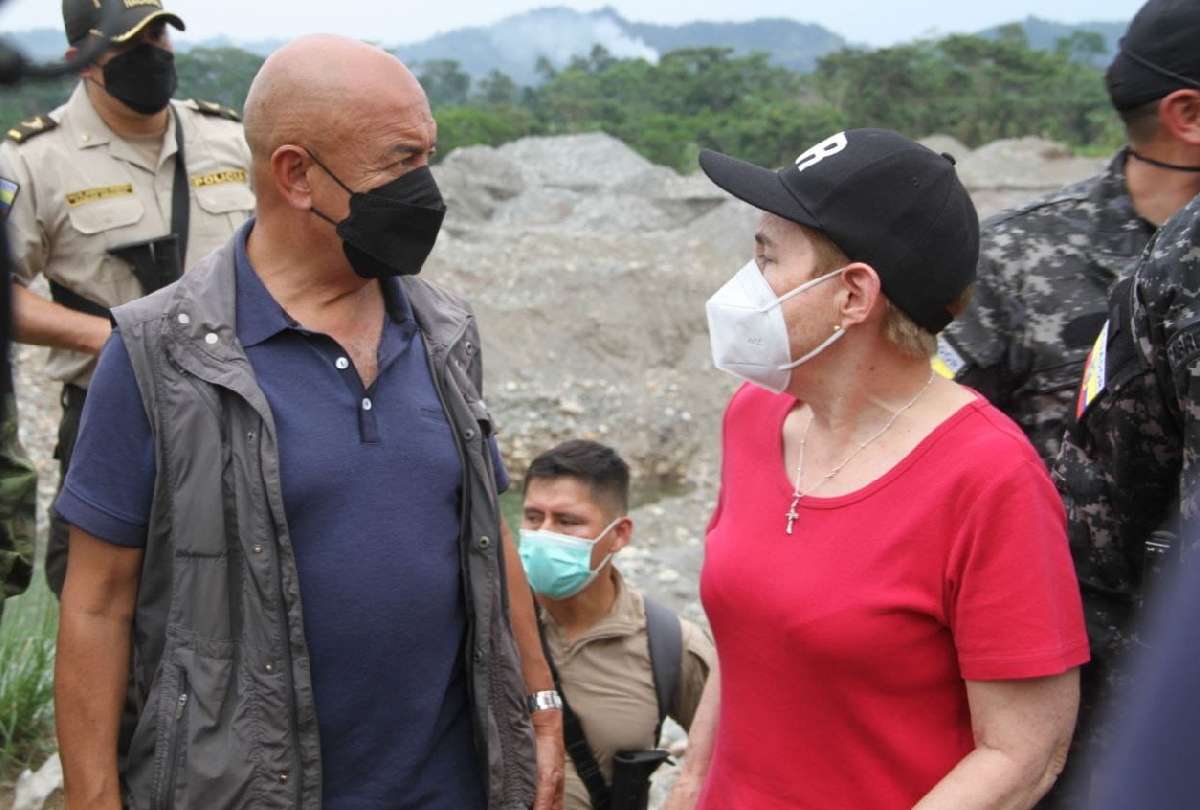 Luis Hernández, ministro de Defensa y Alexandra Vela, ministra de Gobierno, en el sector de Yutzupino.