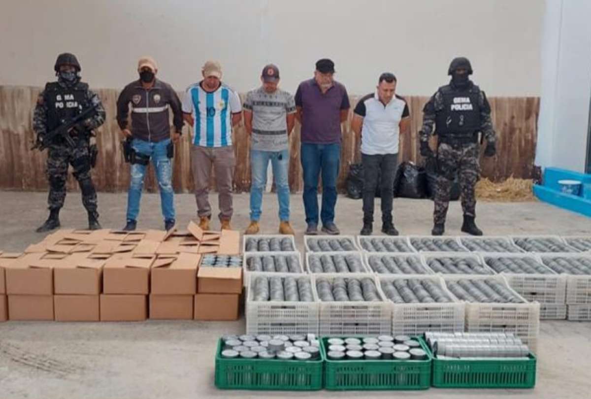 La Policía Nacional detuvo a cuatro personas para las respectivas investigaciones.