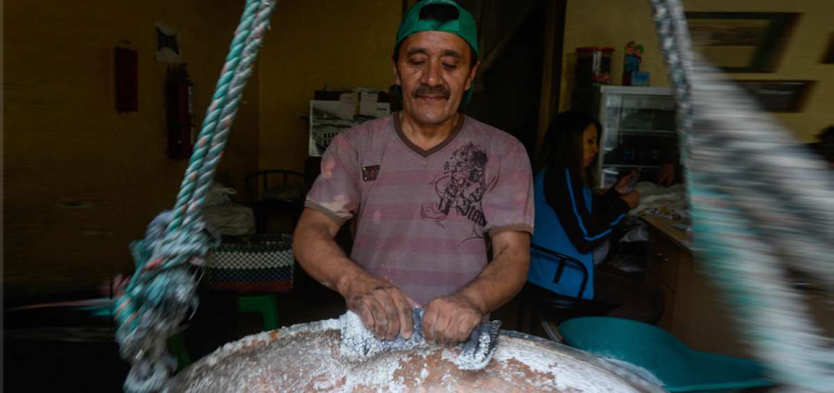 En una paila de m&aacute;s de 100 a&ntilde;os, Luis Banda prepara las colaciones desde las 08:00 en su local ubicado en la calle Bol&iacute;var, centro de Quito. Este oficio es su pasi&oacute;n.